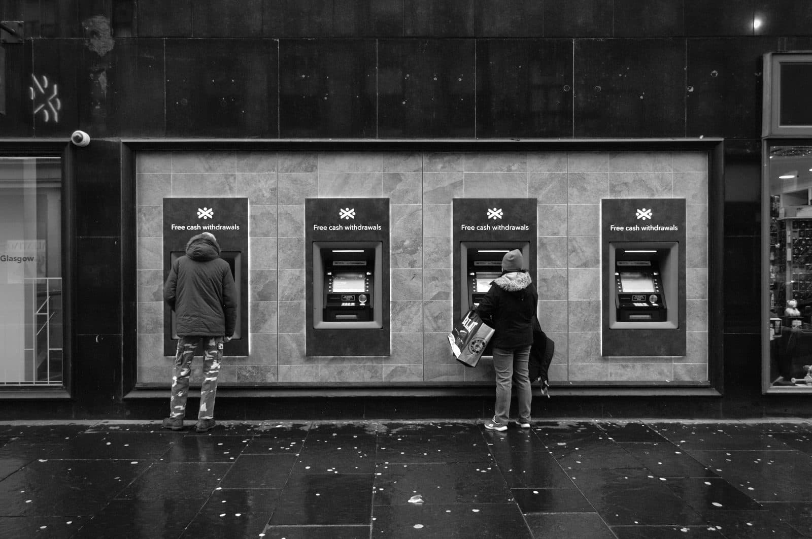 Documentos financeiros e análise de contratos bancários