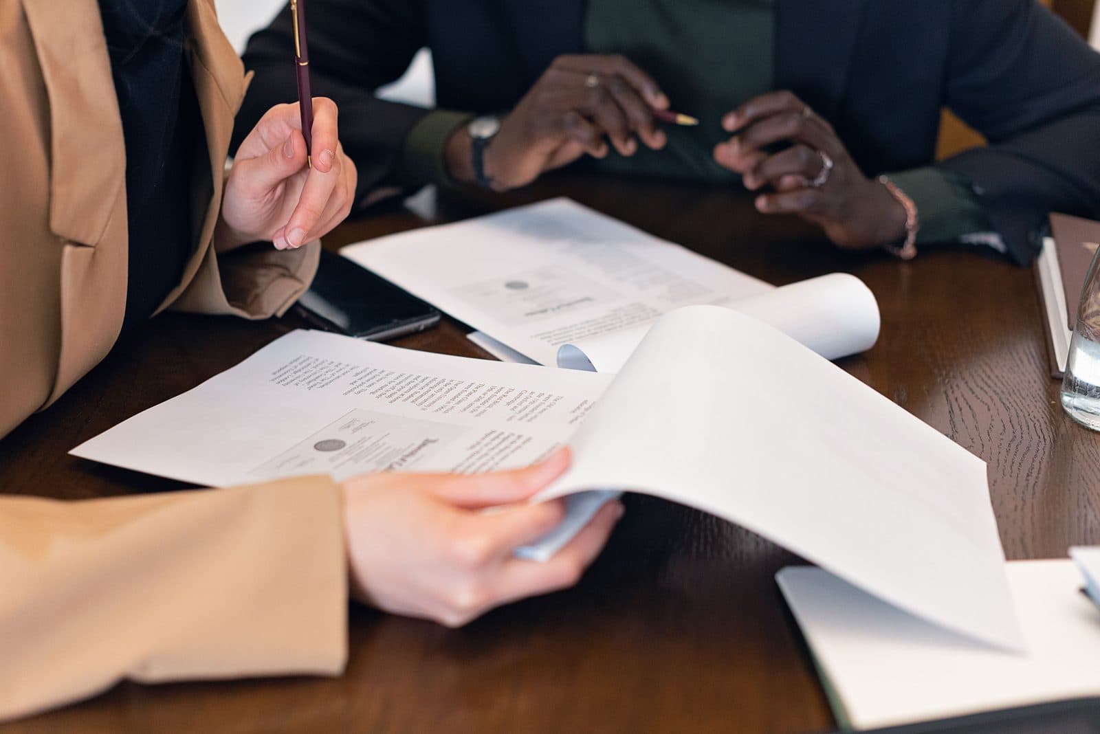 Reunião de negócios com contratos sobre a mesa